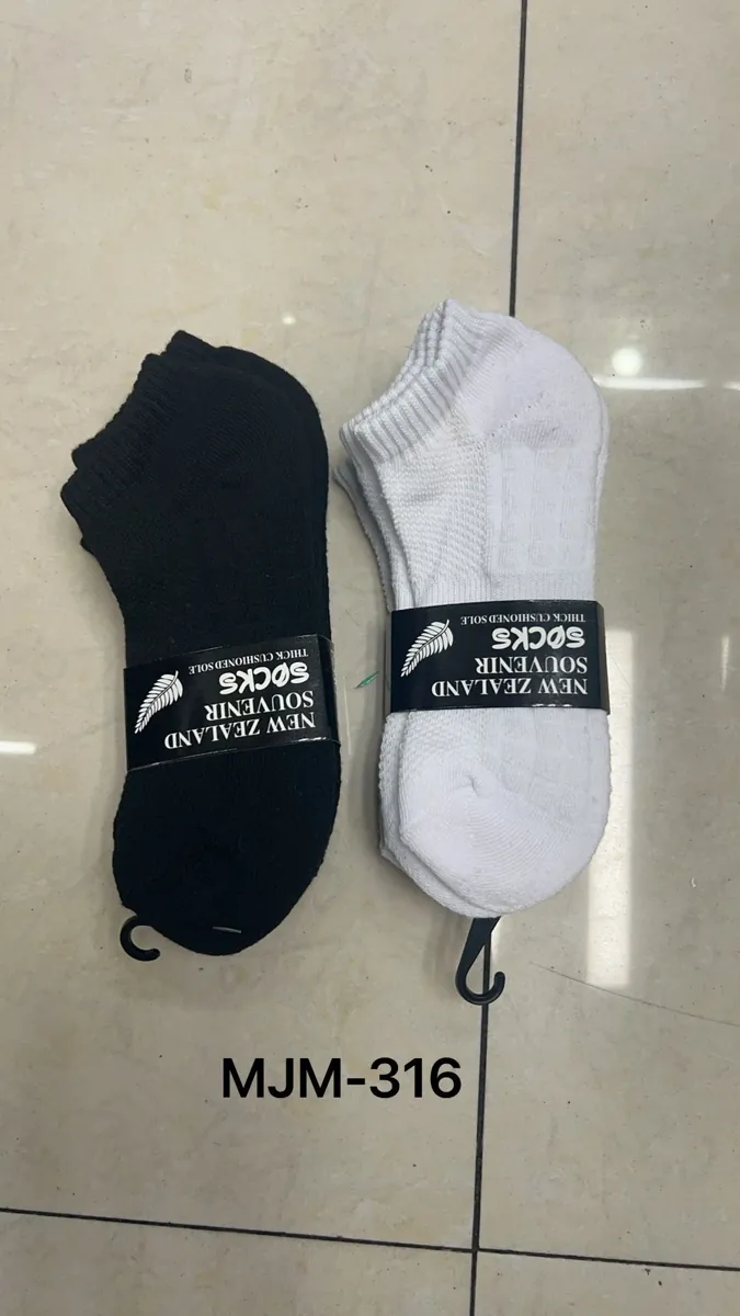 Carded ankle socks in black and white